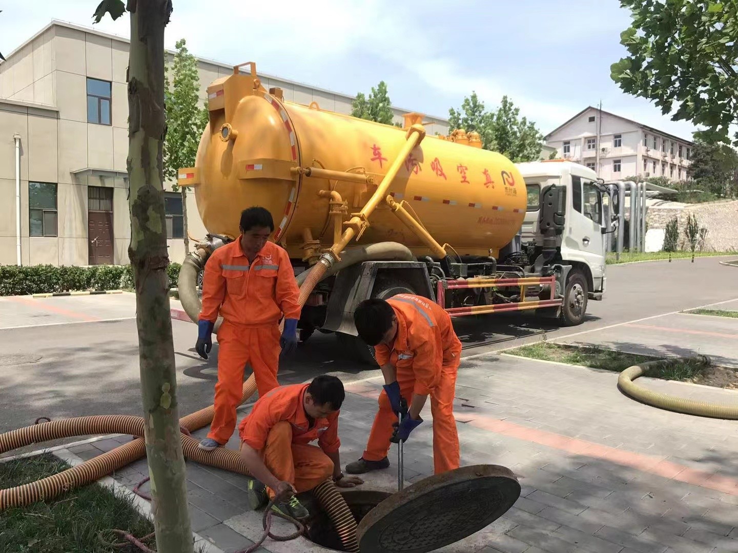 醴陵管道疏通车停在窨井附近