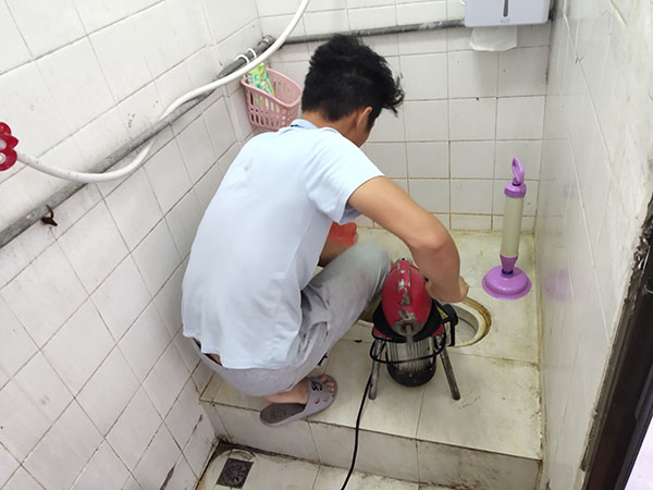 醴陵管道堵塞冒臭气 专业师傅现场解决问题
